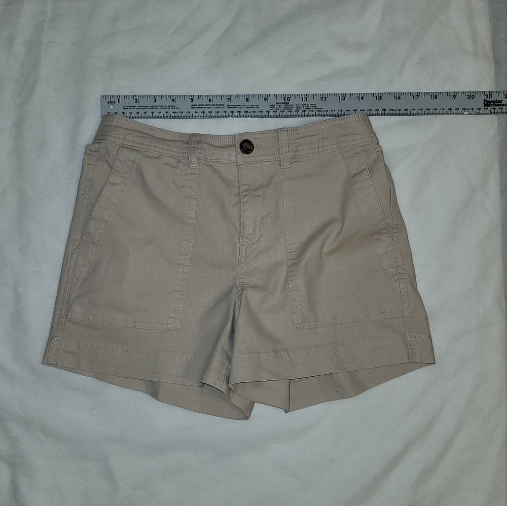 A new day cream cargo shorts women's size 6